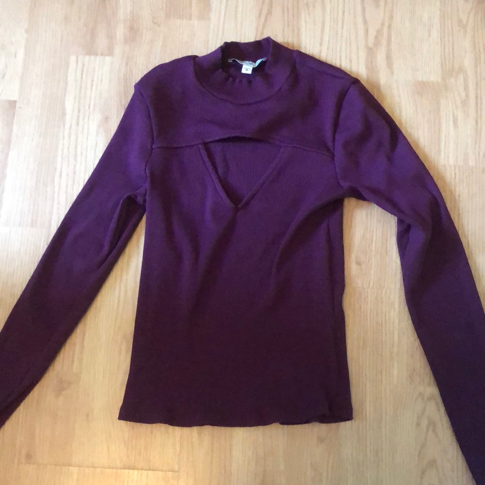 Turtleneck with decorative peep hole